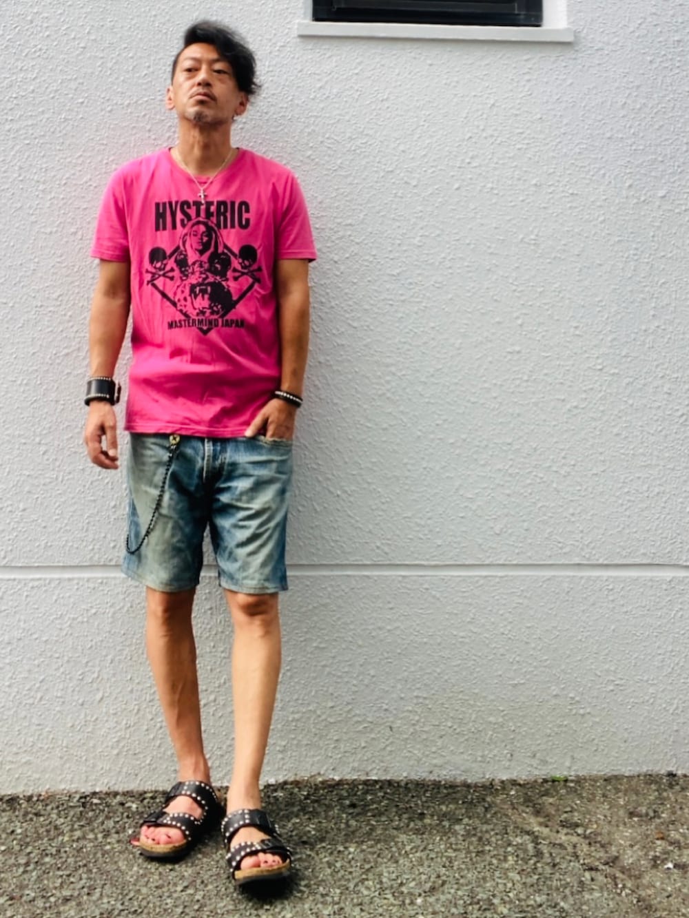 ピンク系のTシャツ/カットソー、ブルー系のその他パンツ、ブラック系のサンダルを着用したメンズの夏コーディネートの3枚目の写真