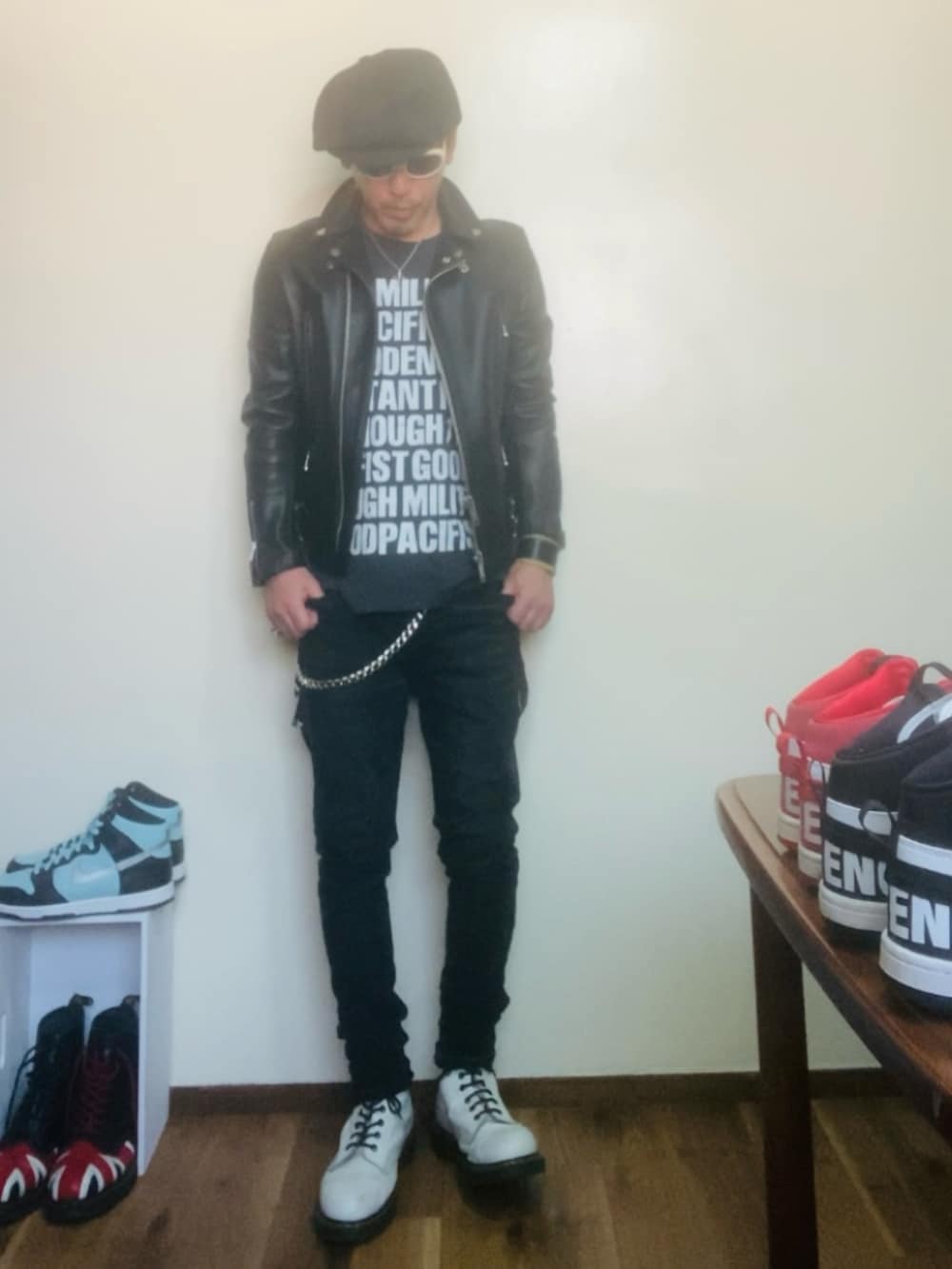 ブラック系のライダースジャケット、ブラック系のTシャツ/カットソー、ブラック系のデニムパンツを着用したメンズの春コーディネートの2枚目の写真