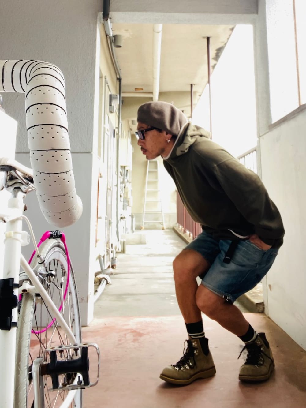 グリーン系のパーカー、ベージュ系のブーツ、ブルー系のその他パンツを着用したメンズの秋コーディネートの4枚目の写真