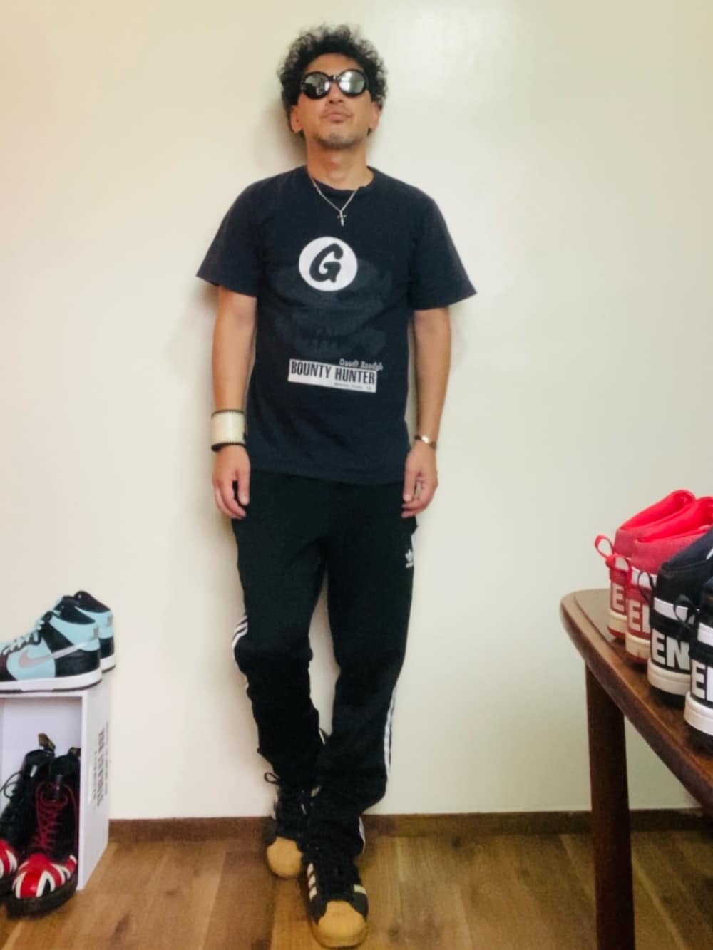 ブラック系のTシャツ/カットソー、ブラック系のその他パンツ、ブラック系のスニーカーを着用したメンズの夏コーディネートの2枚目の写真