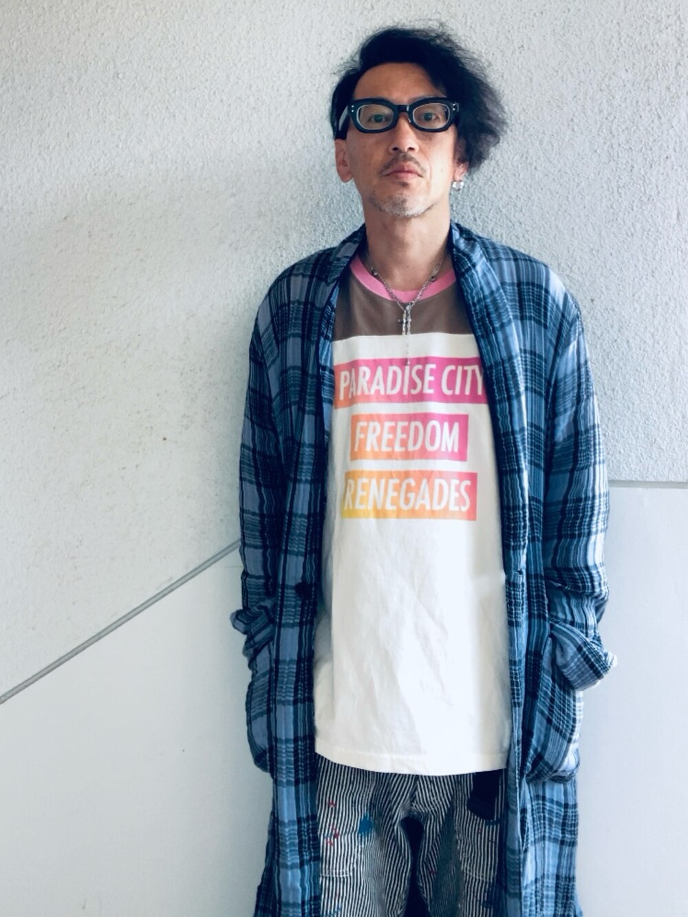 ブルー系のシャツ/ブラウス、ピンク系のTシャツ/カットソー、グレー系のデニムパンツを着用したメンズの春コーディネートの2枚目の写真