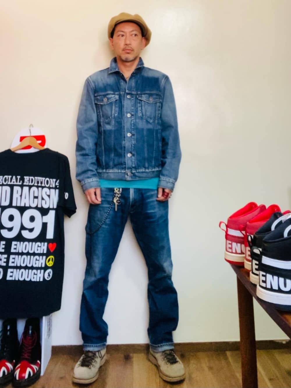 ブルー系のデニムジャケット、ブルー系のデニムパンツ、ベージュ系のブーツを着用したメンズの秋コーディネートの3枚目の写真