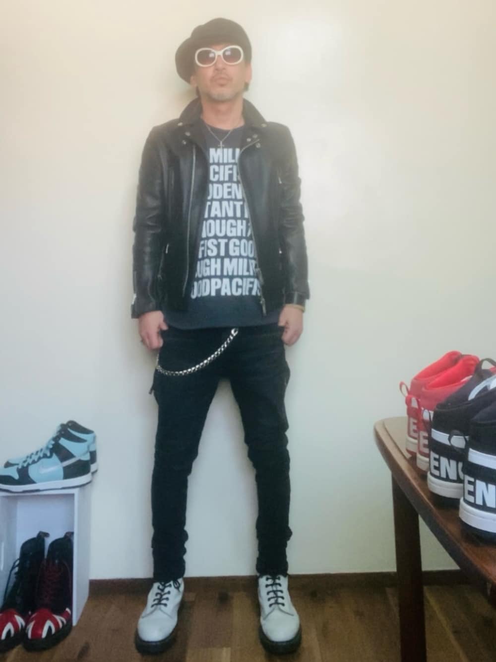 ブラック系のライダースジャケット、ブラック系のTシャツ/カットソー、ブラック系のデニムパンツを着用したメンズの春コーディネートの5枚目の写真