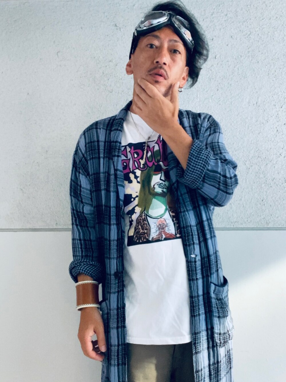 ブルー系のシャツ/ブラウス、ホワイト系のTシャツ/カットソー、グリーン系のカーゴパンツを着用したメンズの夏コーディネートの2枚目の写真