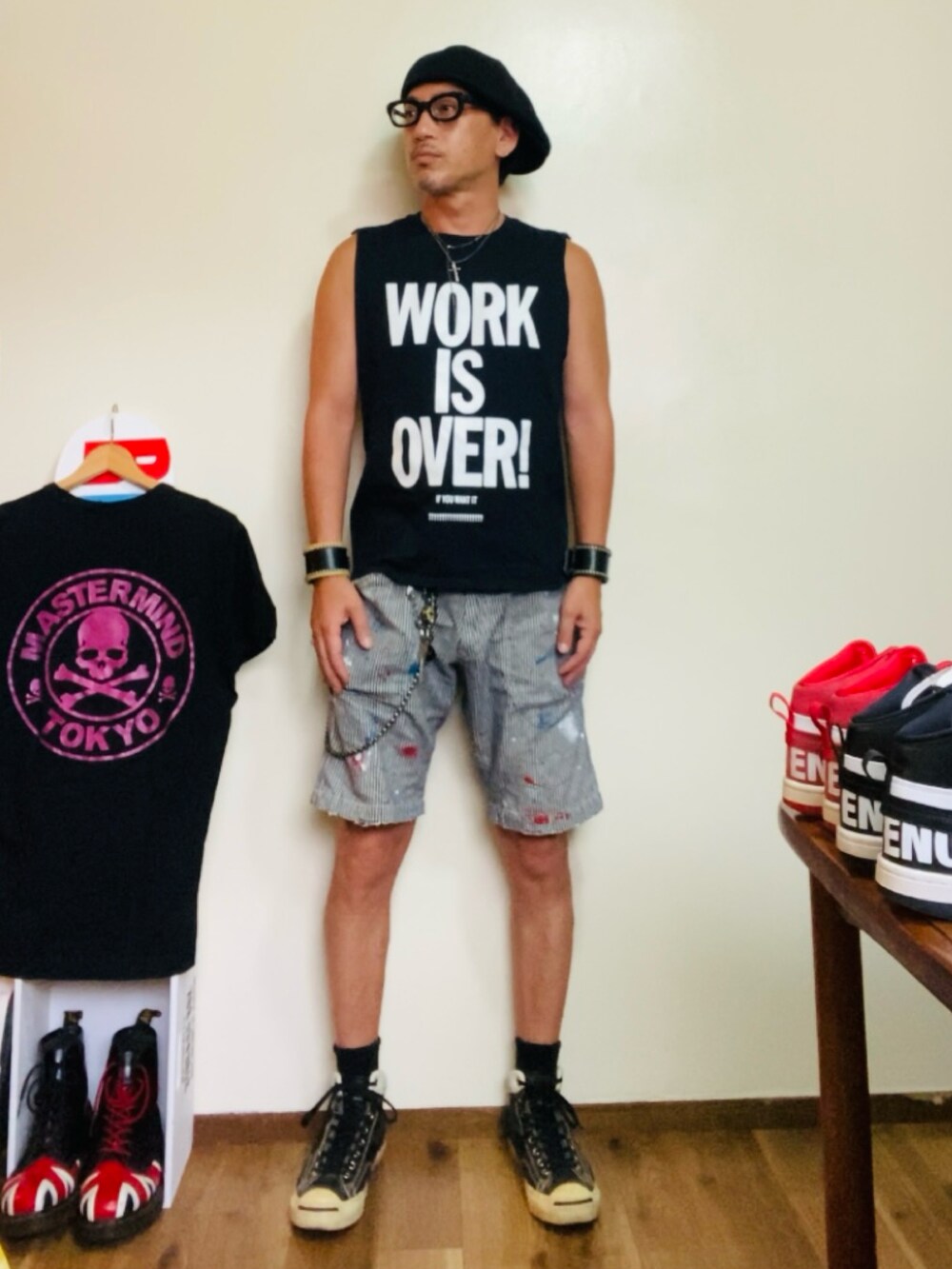 ブラック系のタンクトップ、グレー系のデニムパンツ、ブラック系のスニーカーを着用したメンズの夏コーディネートの2枚目の写真