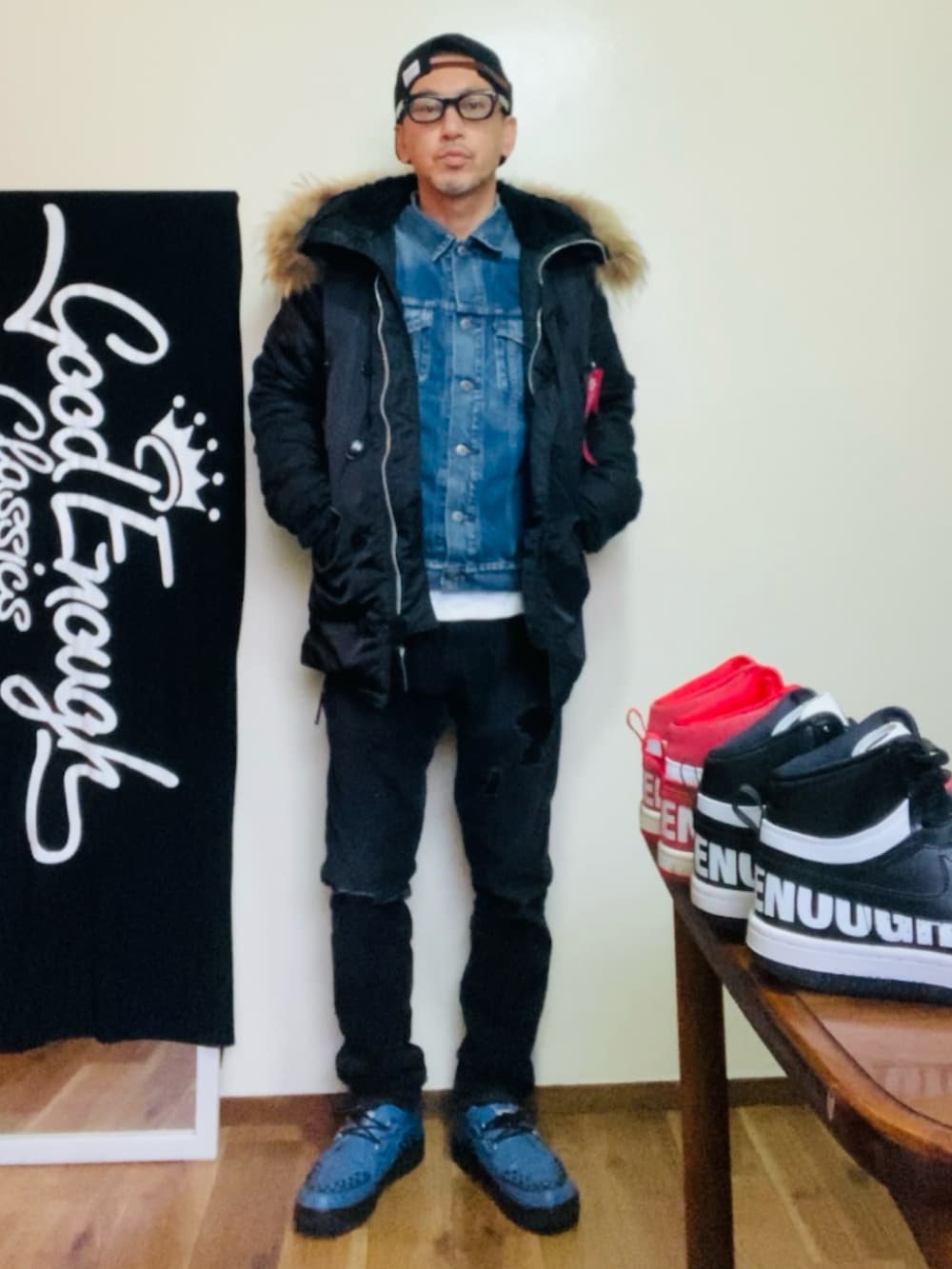 ブルー系のデニムジャケット、ブラック系のミリタリージャケット、ブラック系のその他パンツを着用したメンズの冬コーディネートの3枚目の写真