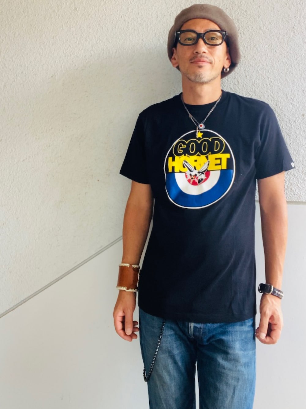 ブラック系のTシャツ/カットソー、ブルー系のデニムパンツ、グリーン系のブーツを着用したメンズの秋コーディネートの2枚目の写真