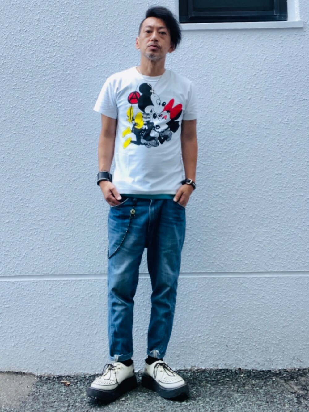 ホワイト系のTシャツ/カットソー、ブルー系のデニムパンツ、ホワイト系のその他シューズを着用したメンズの夏コーディネートの2枚目の写真