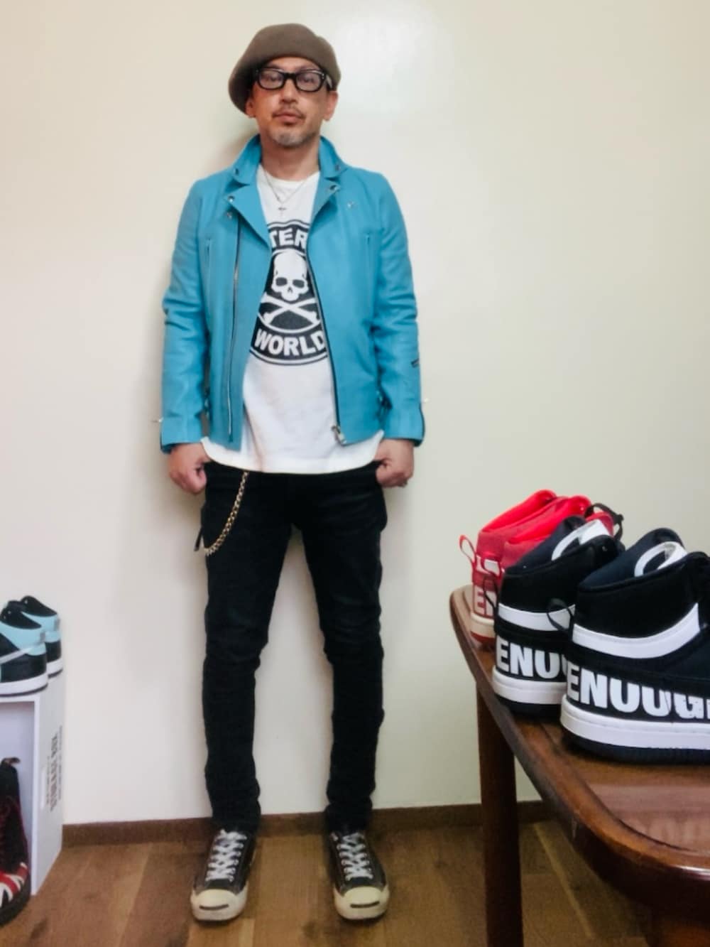 ブルー系のライダースジャケット、ブラック系のデニムパンツ、ブラック系のスニーカーを着用したメンズの春コーディネートの4枚目の写真