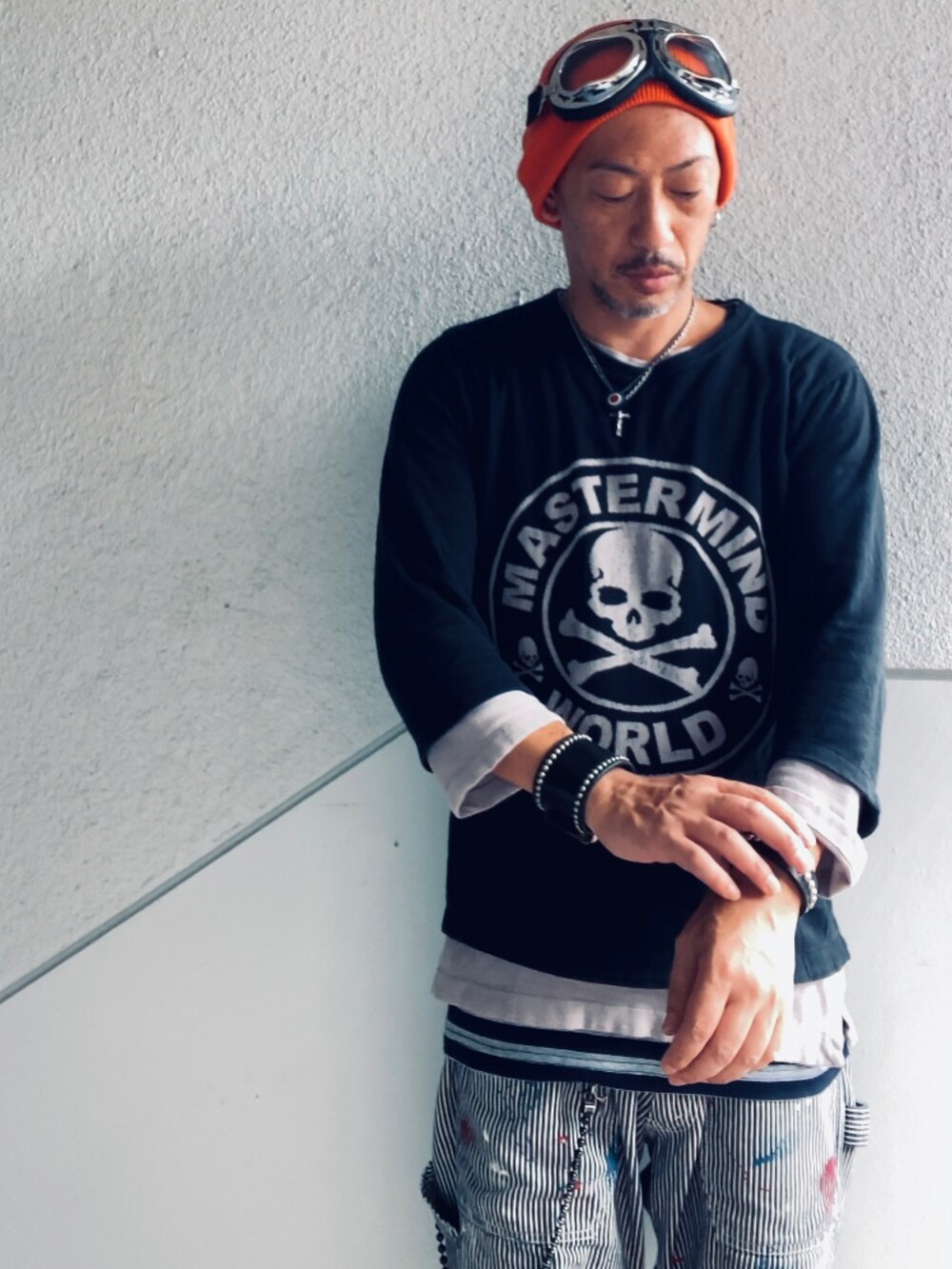 ブラック系のTシャツ/カットソー、グレー系のデニムパンツ、ブラック系のスニーカーを着用したメンズの秋コーディネートの4枚目の写真