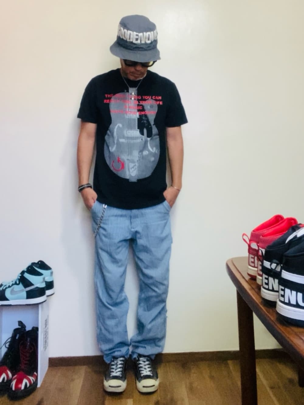 ブラック系のTシャツ/カットソー、ブルー系のデニムパンツ、ブラック系のスニーカーを着用したメンズの夏コーディネートの2枚目の写真