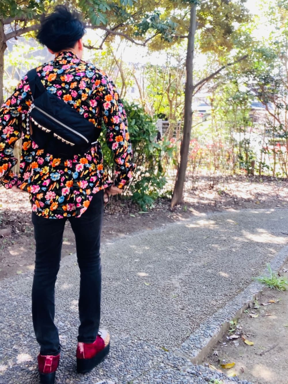 その他のシャツ/ブラウス、ブラック系のボディバッグ/ウエストポーチ、ブラック系のデニムパンツを着用したメンズの春コーディネートの2枚目の写真