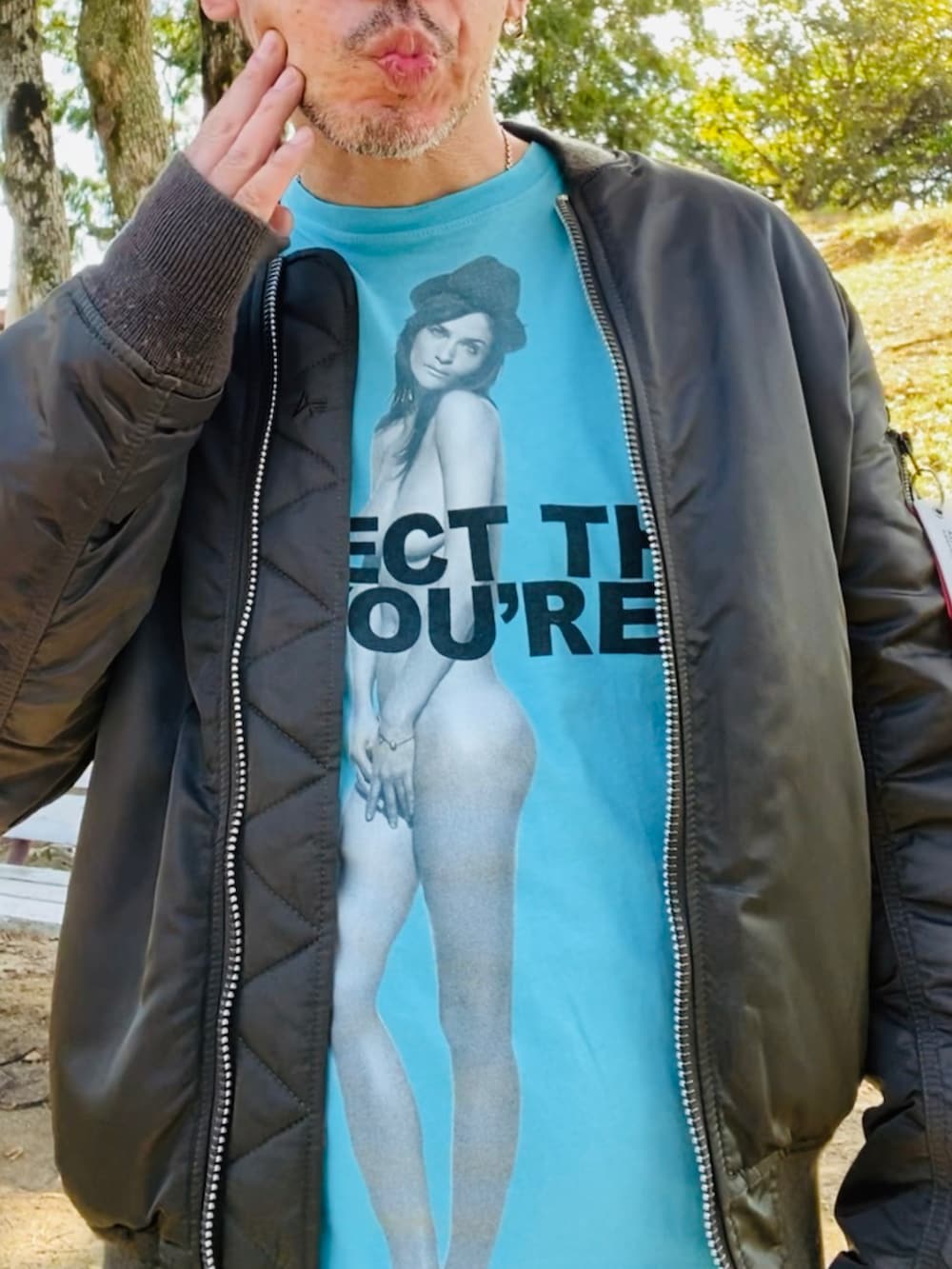 グレー系のMA-1、ブルー系のTシャツ/カットソー、ブラック系のデニムパンツを着用したメンズの秋コーディネートの3枚目の写真