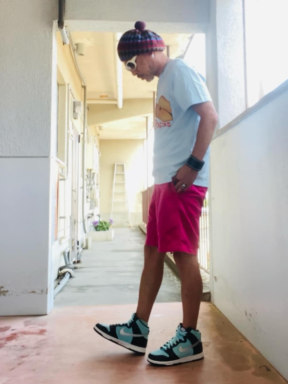 ブルー系のTシャツ/カットソー、ピンク系のその他パンツ、グリーン系のスニーカーを着用したメンズの夏コーディネートの5枚目の写真