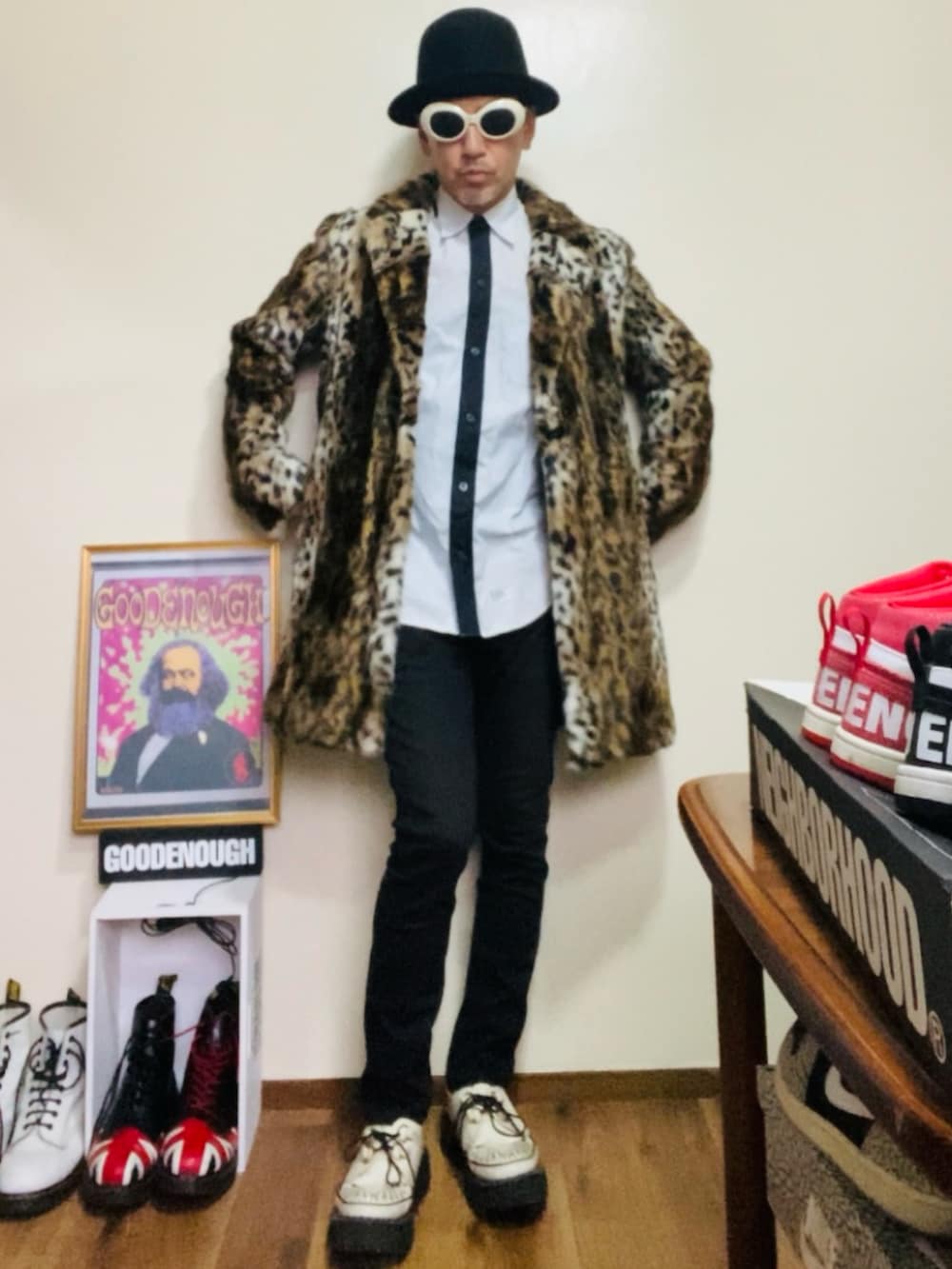 ブラウン系のムートンコート、ホワイト系のシャツ/ブラウス、ブラック系のパンツを着用したメンズの冬コーディネートの2枚目の写真