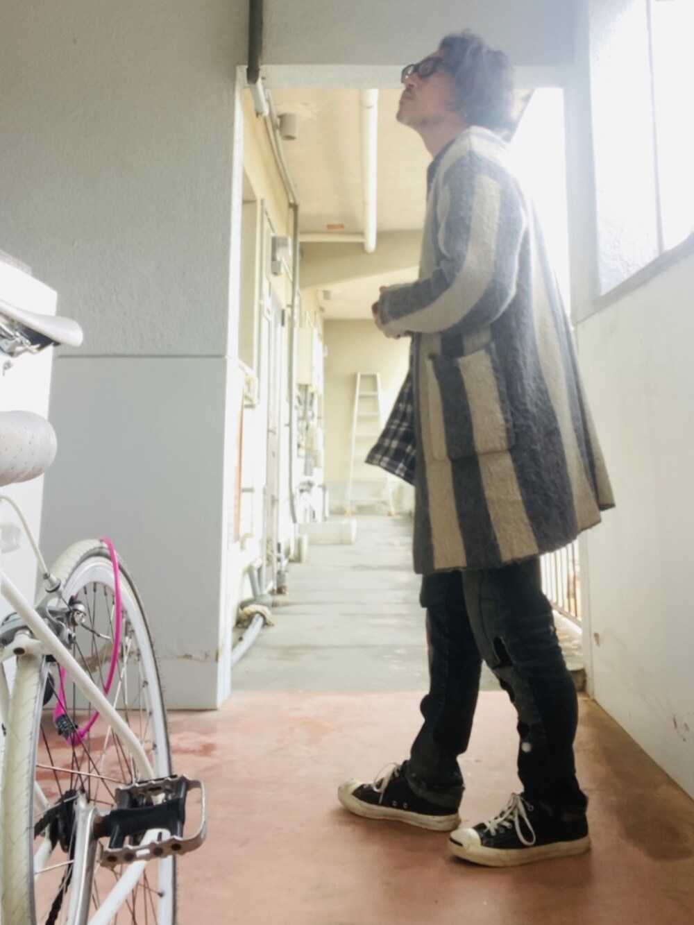 ブルー系のシャツ/ブラウス、グレー系のカーディガン/ボレロ、ブルー系のデニムパンツを着用したメンズの冬コーディネートの5枚目の写真