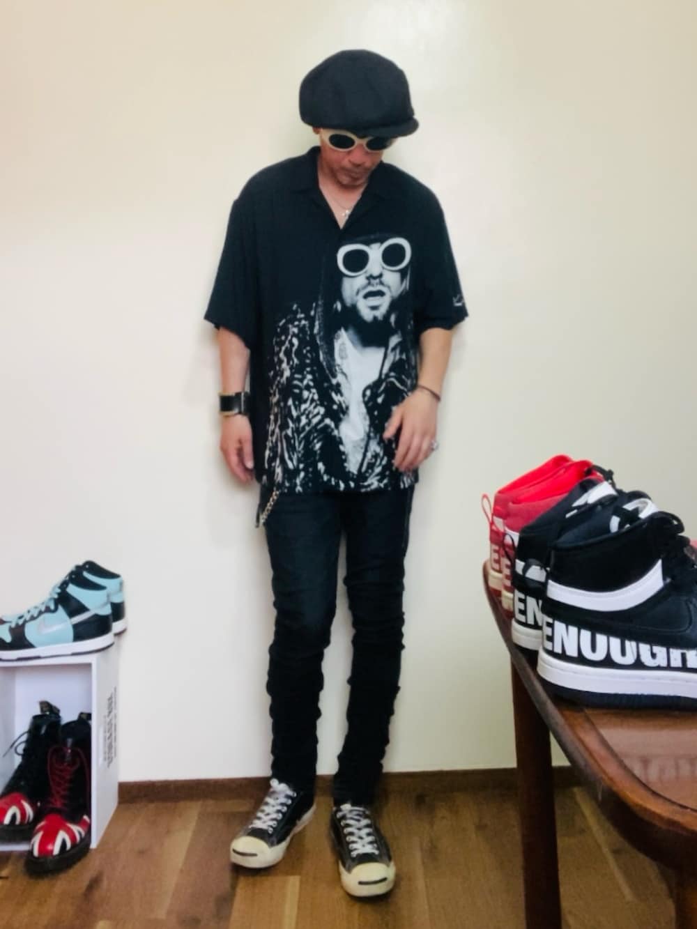ブラック系のシャツ/ブラウス、ブラック系のデニムパンツ、ブラック系のスニーカーを着用したメンズの夏コーディネートの2枚目の写真