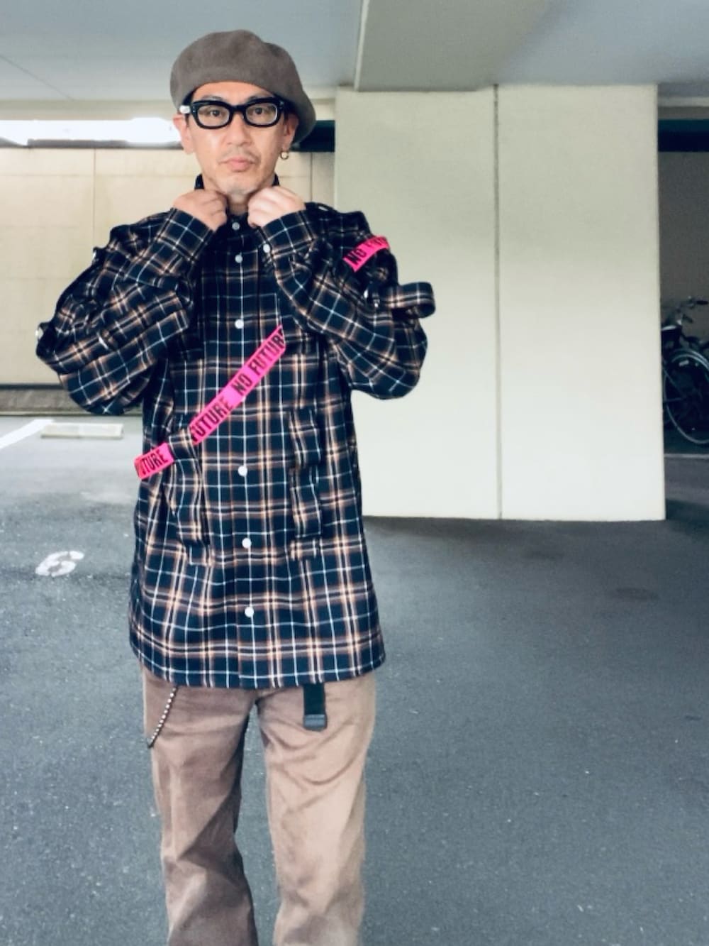 ブラウン系のシャツ/ブラウス、ブラウン系のチノパンツ、ブラック系のスニーカーを着用したメンズの夏コーディネートの2枚目の写真