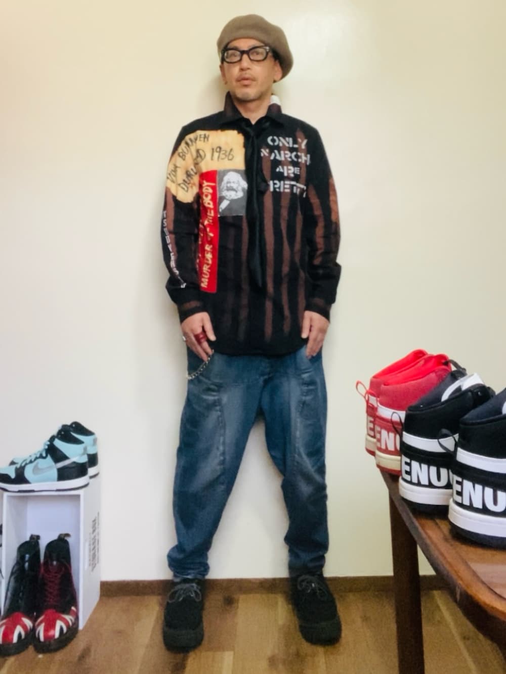ブラック系のシャツ/ブラウス、ブルー系のデニムパンツ、ブラック系のドレスシューズを着用したメンズの春コーディネートの3枚目の写真