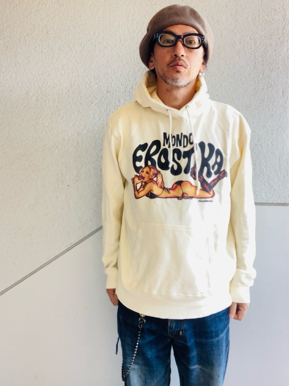 「フーディー、パーカー、アイボリー、ベレー帽、デニム、ジャックパーセル、ロッキンジェリービーン、オトナカジュアル、休日スタイル」｜「EFFECTORのEFFECTOR Lightnin' 2020'NEWモデル（メガネ、ブラック系）」を使った、GOODMAN®️さん（メンズ・168cm）の春コーディネートの2枚目の写真