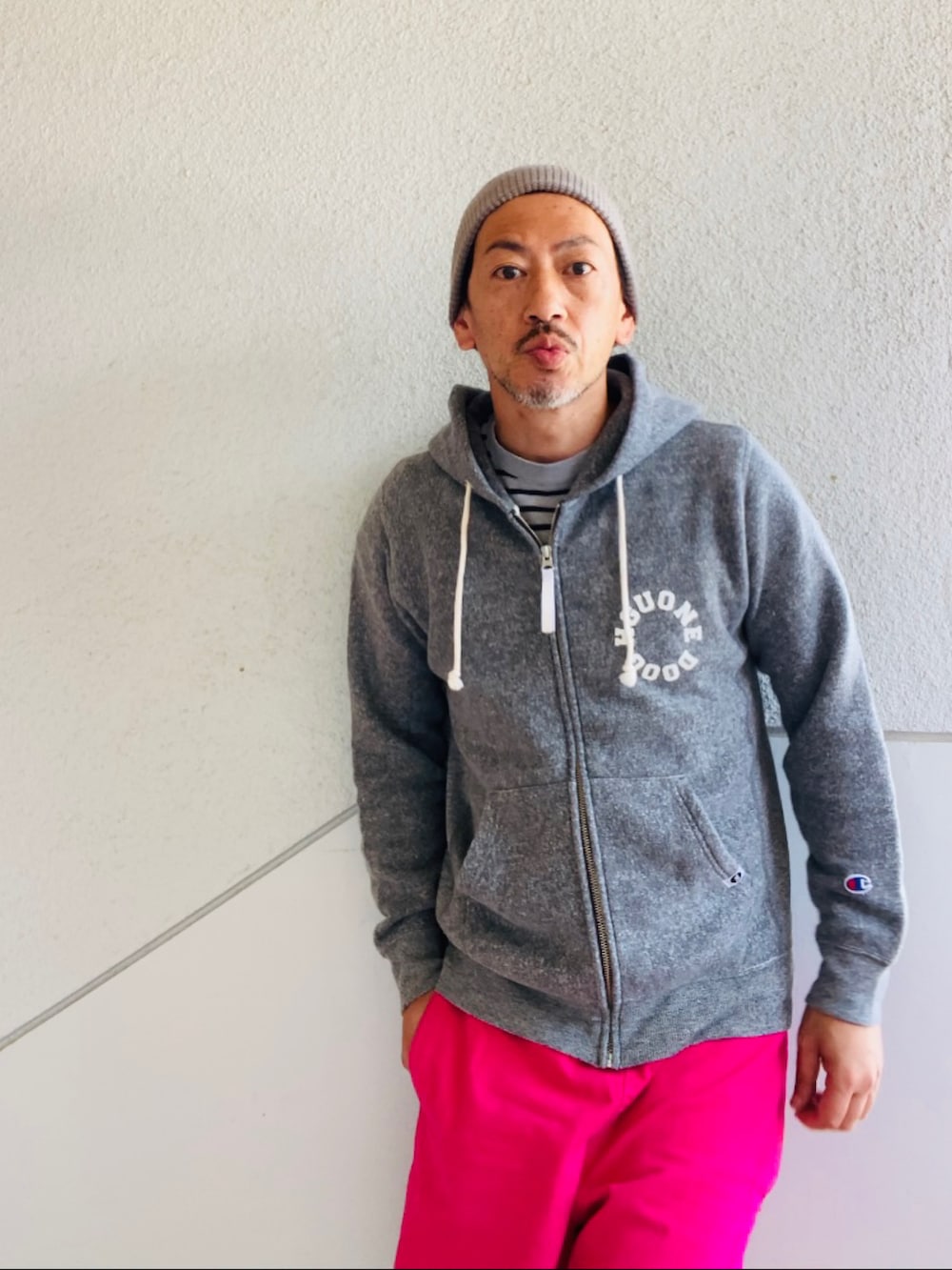 グレー系のパーカー、グレー系のTシャツ/カットソー、ピンク系のその他パンツを着用したメンズの春コーディネートの4枚目の写真