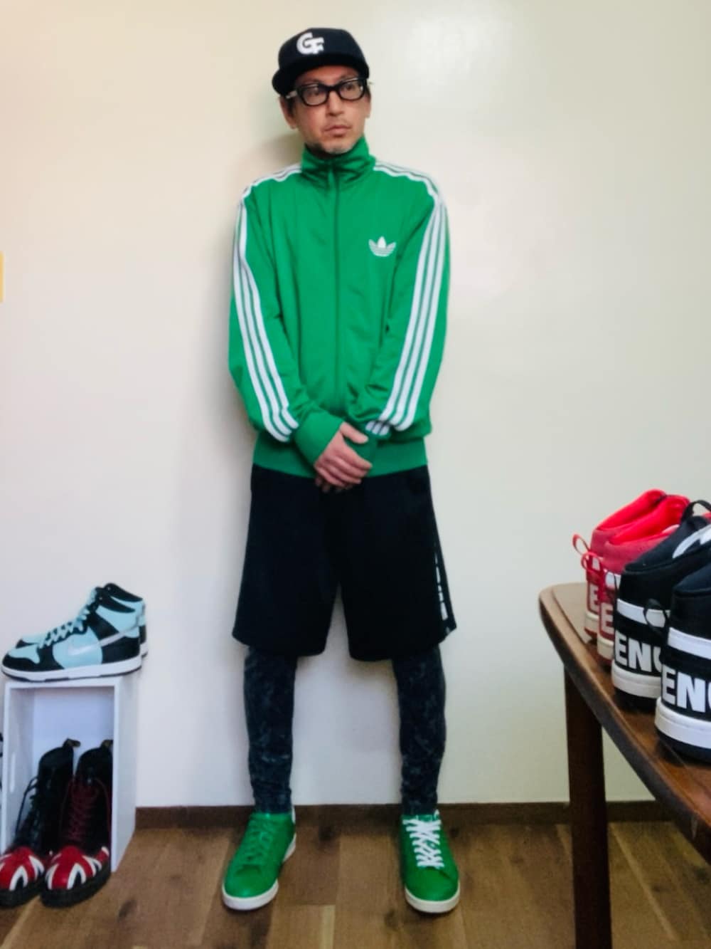 ブラック系のその他パンツ、グリーン系のジャージ、グリーン系のスニーカーを着用したメンズの春コーディネートの2枚目の写真