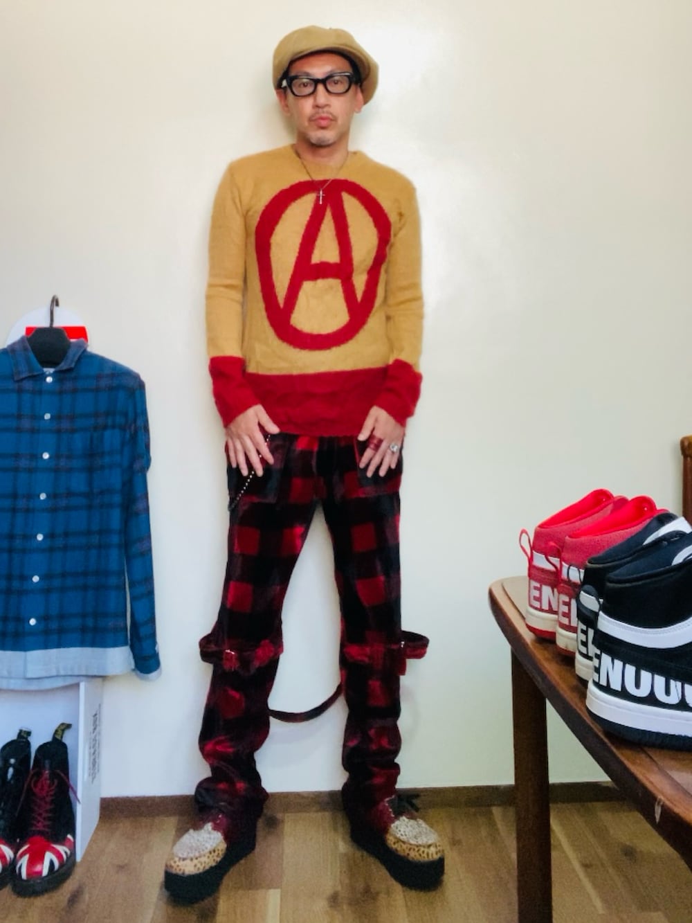 ベージュ系のニット/セーター、レッド系のその他パンツ、その他のシューズを着用したメンズの秋コーディネートの3枚目の写真