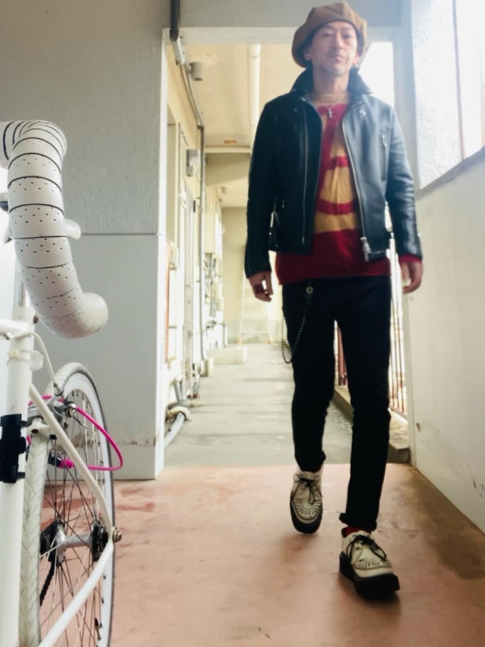 ベージュ系のニット/セーター、ブラック系のライダースジャケット、ブラック系のパンツを着用したメンズの春コーディネートの4枚目の写真