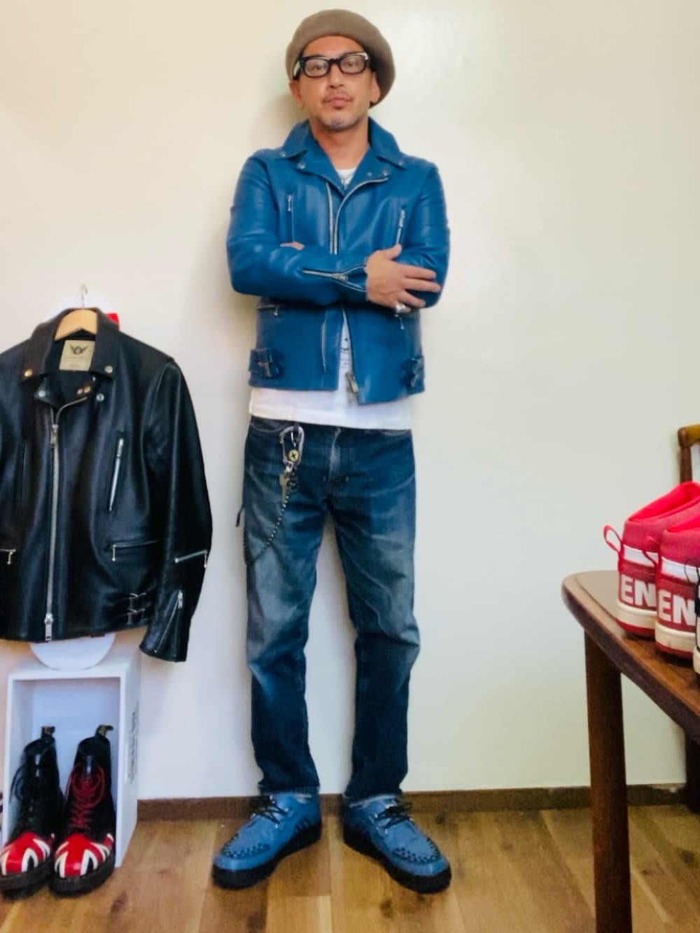 ホワイト系のTシャツ/カットソー、ブルー系のライダースジャケット、ブルー系のデニムパンツを着用したメンズの秋コーディネートの2枚目の写真