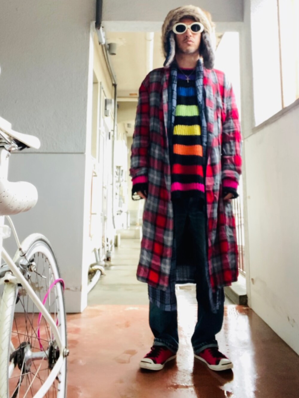 レッド系のノーカラーコート、その他のニット/セーター、ブルー系のシャツ/ブラウスを着用したメンズの冬コーディネートの3枚目の写真