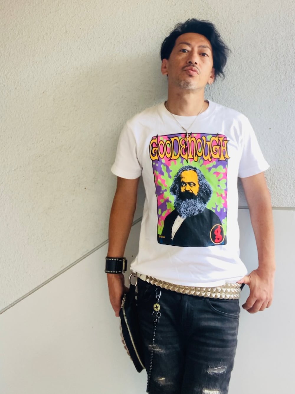 ホワイト系のTシャツ/カットソー、ブラック系のデニムパンツ、ブラック系のバッグを着用したメンズの夏コーディネートの3枚目の写真