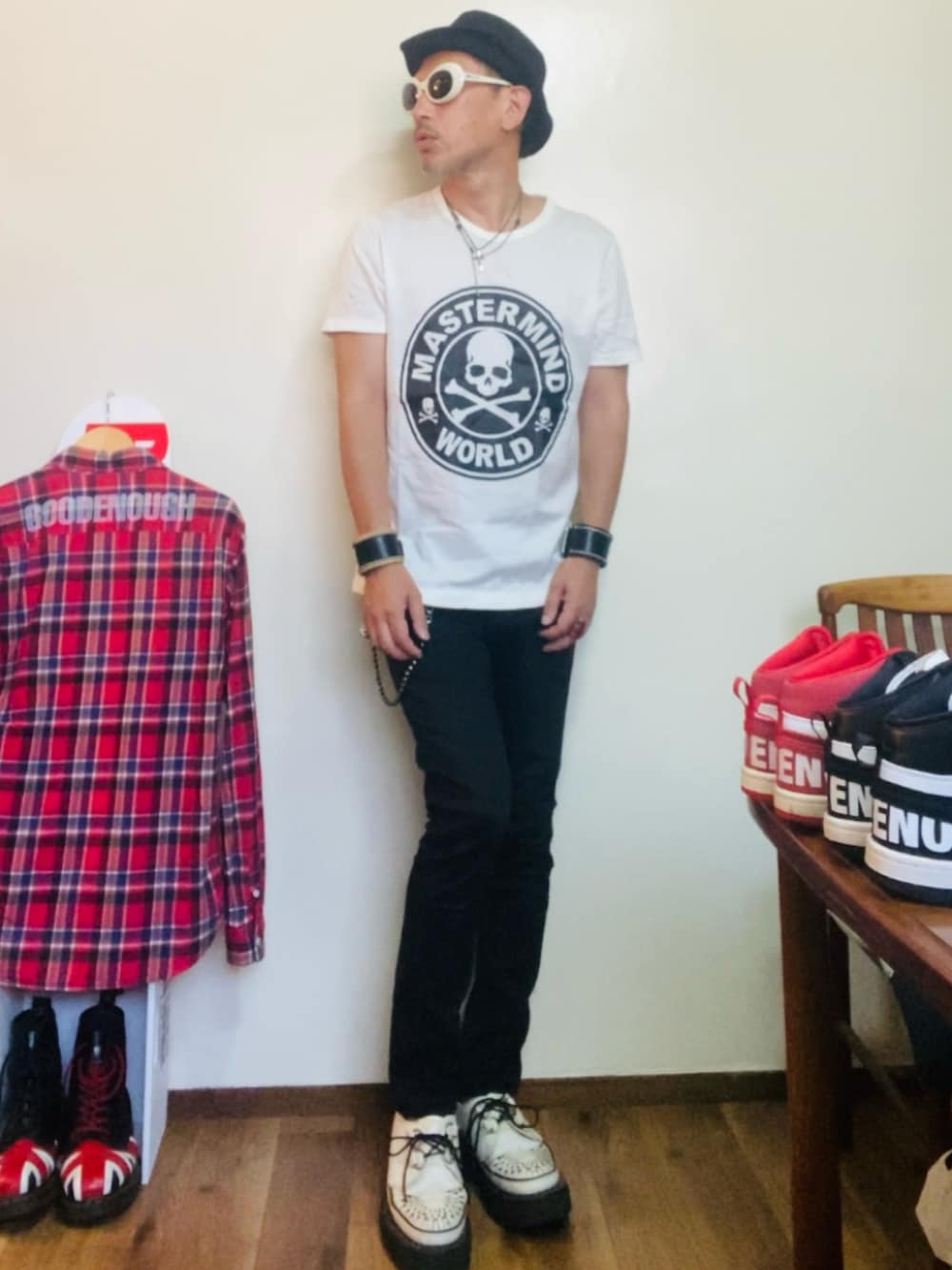 ホワイト系のTシャツ/カットソー、ブラック系のパンツ、ホワイト系のその他シューズを着用したメンズの夏コーディネートの3枚目の写真