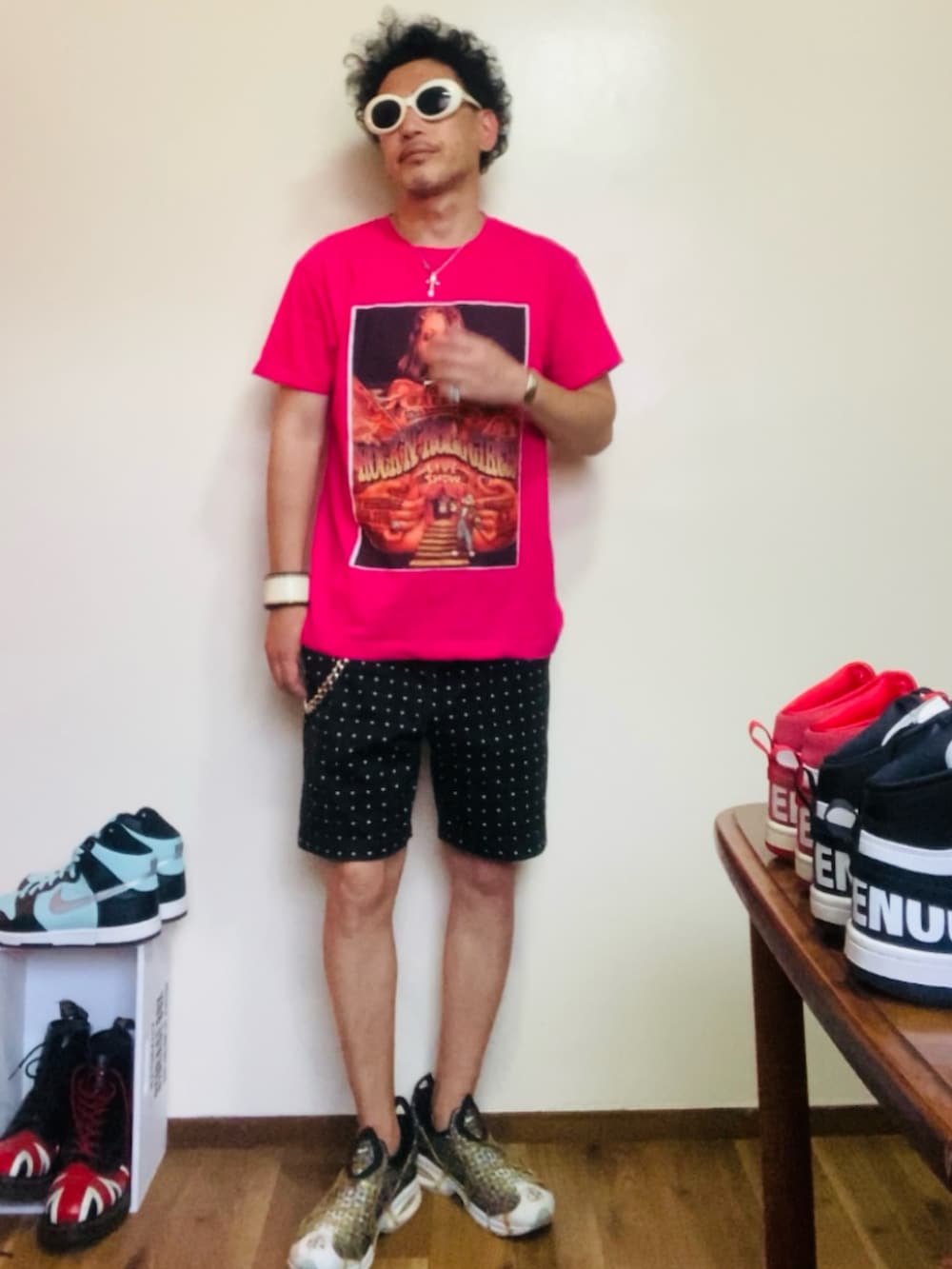 その他のスニーカー、ピンク系のTシャツ/カットソー、ブラック系のその他パンツを着用したメンズの夏コーディネートの5枚目の写真