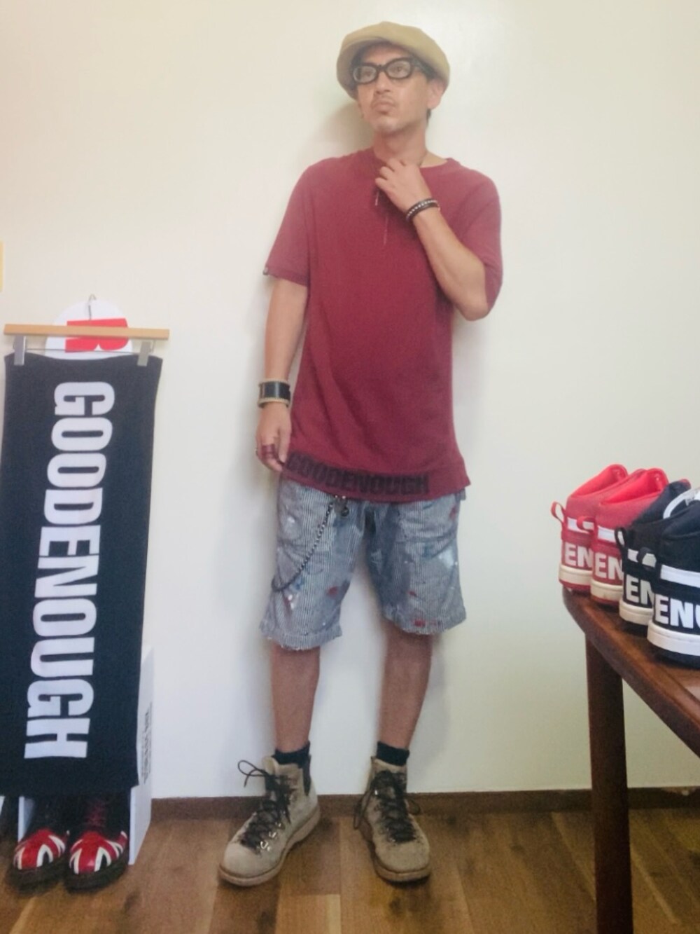 レッド系のスウェット、グレー系のデニムパンツ、ベージュ系のブーツを着用したメンズの夏コーディネートの4枚目の写真