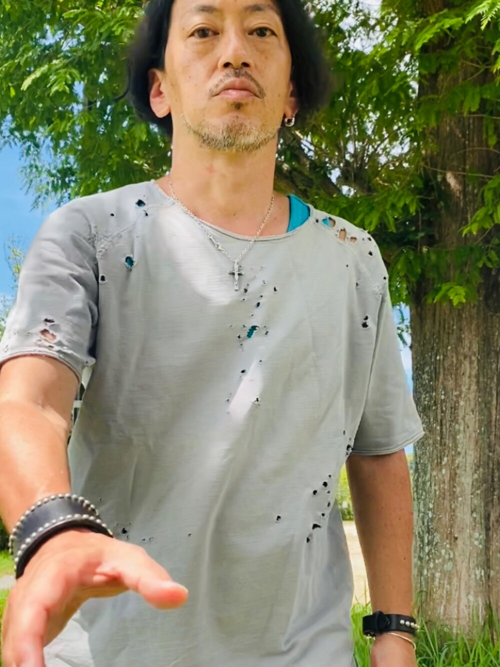 グレー系のTシャツ/カットソー、グレー系のTシャツ/カットソー、ブラック系のスニーカーを着用したメンズの夏コーディネートの5枚目の写真