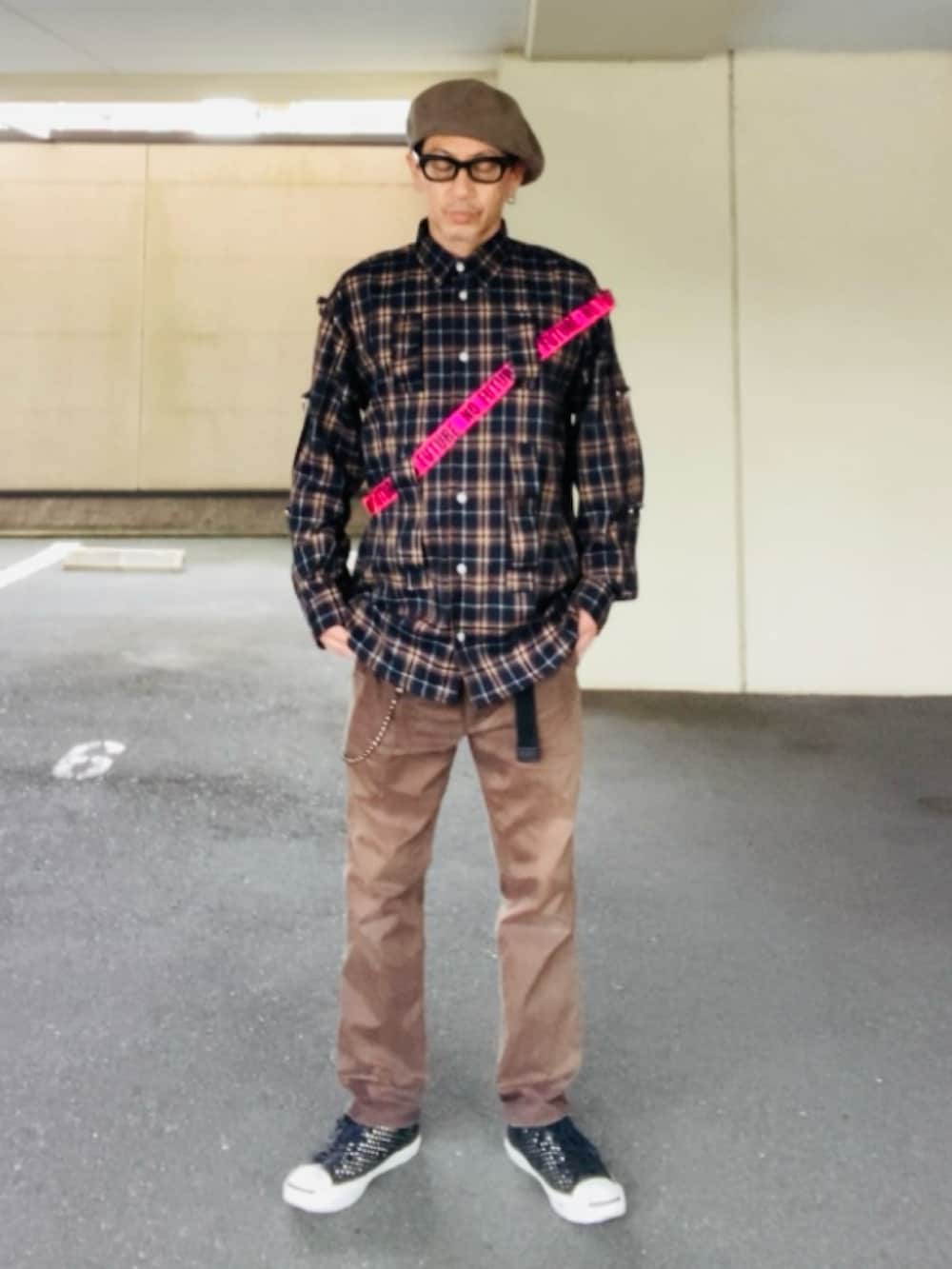 ブラウン系のシャツ/ブラウス、ブラウン系のチノパンツ、ブラック系のスニーカーを着用したメンズの夏コーディネートの5枚目の写真