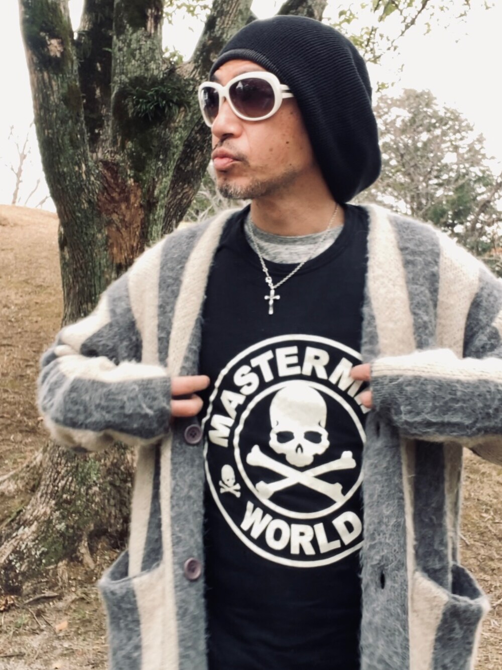 ブルー系のデニムパンツ、ブラック系のTシャツ/カットソー、ブラック系のスニーカーを着用したメンズの冬コーディネートの2枚目の写真