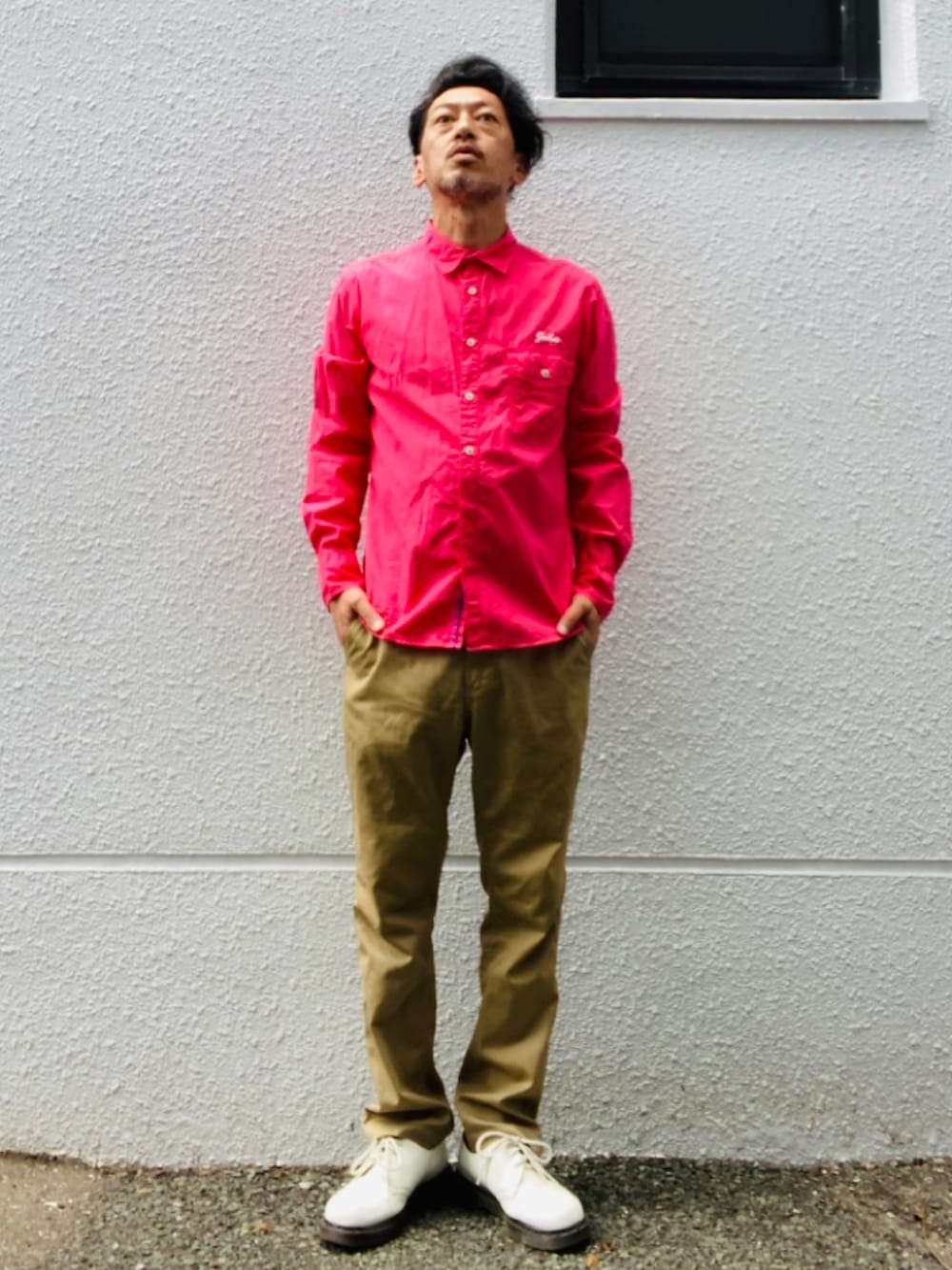 ピンク系のシャツ/ブラウス、ベージュ系のチノパンツ、ホワイト系のドレスシューズを着用したメンズの夏コーディネートの3枚目の写真