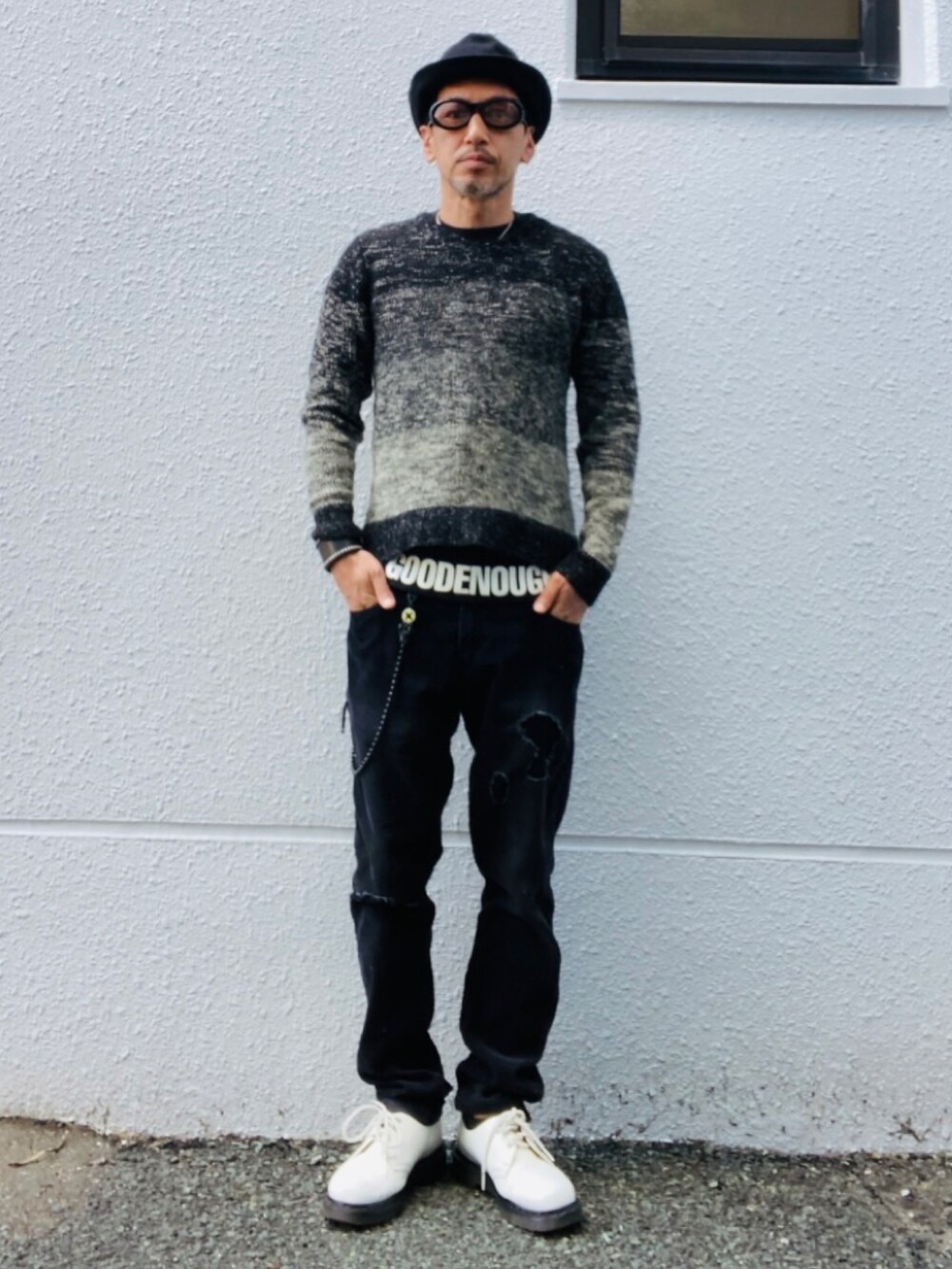 ブラック系のニット/セーター、ブラック系のスウェット、ブラック系のその他パンツを着用したメンズの春コーディネートの5枚目の写真