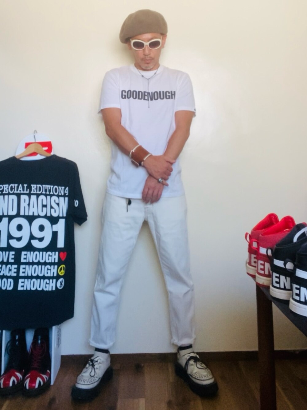 ホワイト系のTシャツ/カットソー、ホワイト系のデニムパンツ、ホワイト系のその他シューズを着用したメンズの秋コーディネートの2枚目の写真