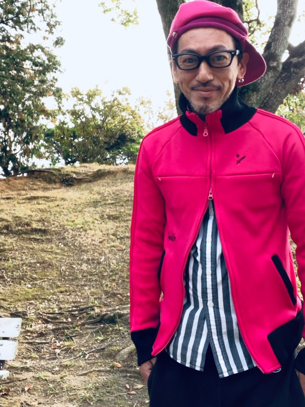 ピンク系のジャージ、グレー系のシャツ/ブラウス、ブラック系のスウェットパンツを着用したメンズの秋コーディネートの3枚目の写真