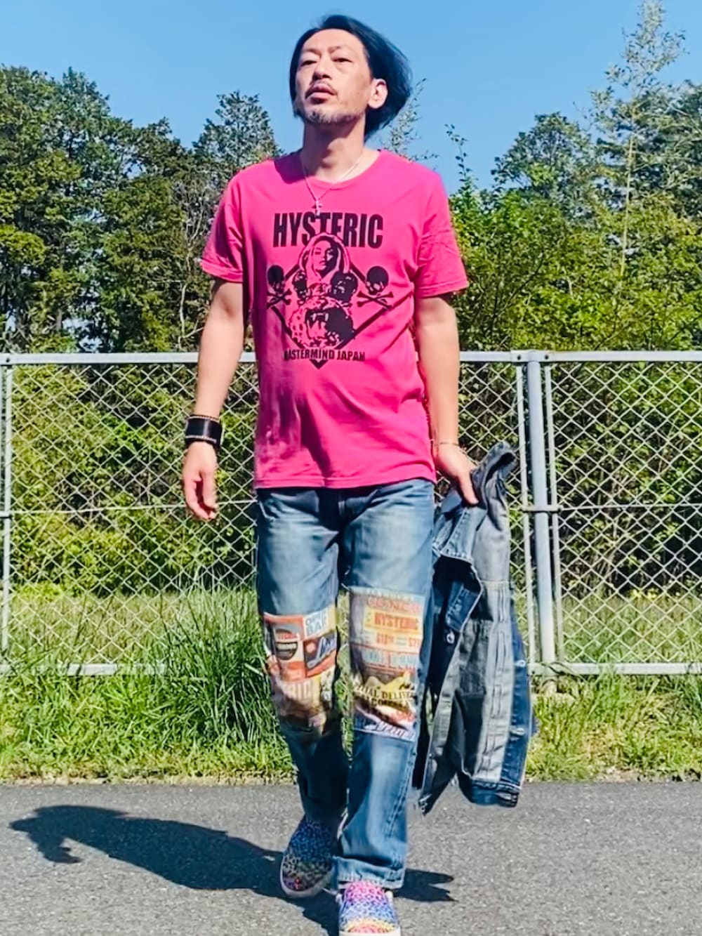 ピンク系のTシャツ/カットソー、ブルー系のデニムパンツ、その他のスリッポンを着用したメンズの春コーディネートの2枚目の写真