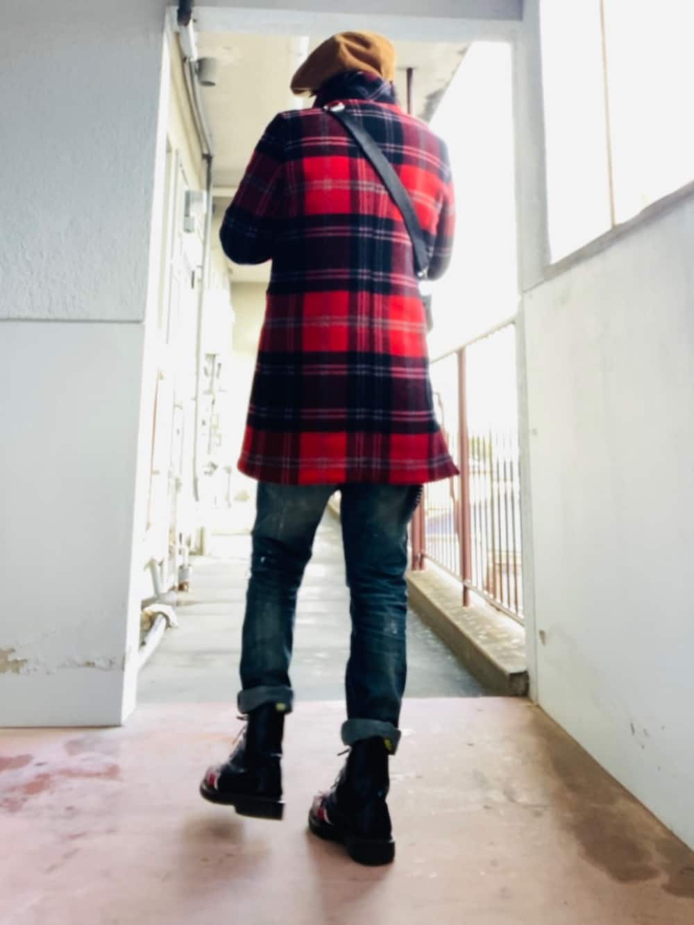 その他のニット/セーター、レッド系のチェスターコート、ブラック系のショルダーバッグを着用したメンズの冬コーディネートの3枚目の写真