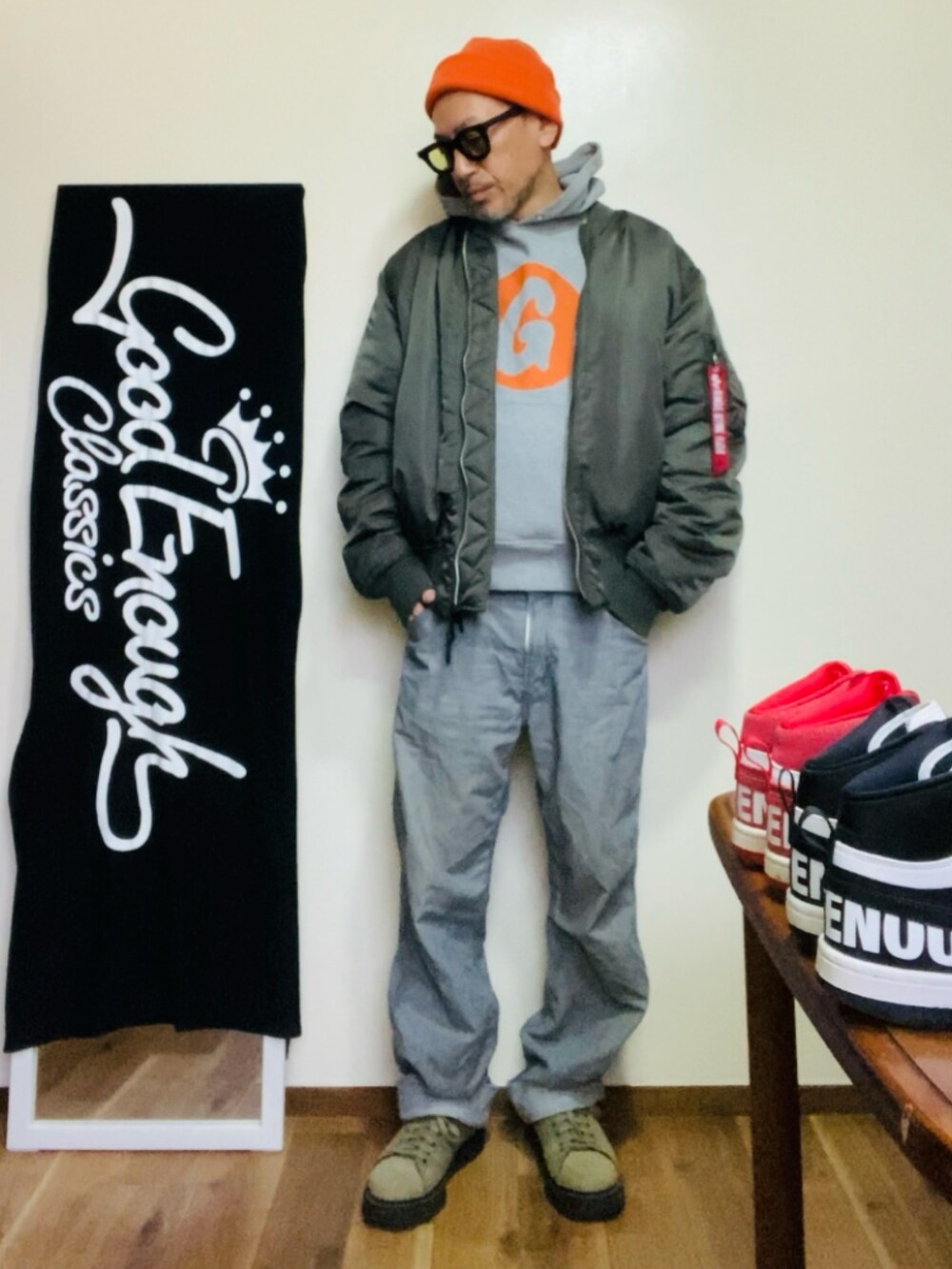 グレー系のMA-1、グレー系のパーカー、グレー系のデニムパンツを着用したメンズの秋コーディネートの2枚目の写真