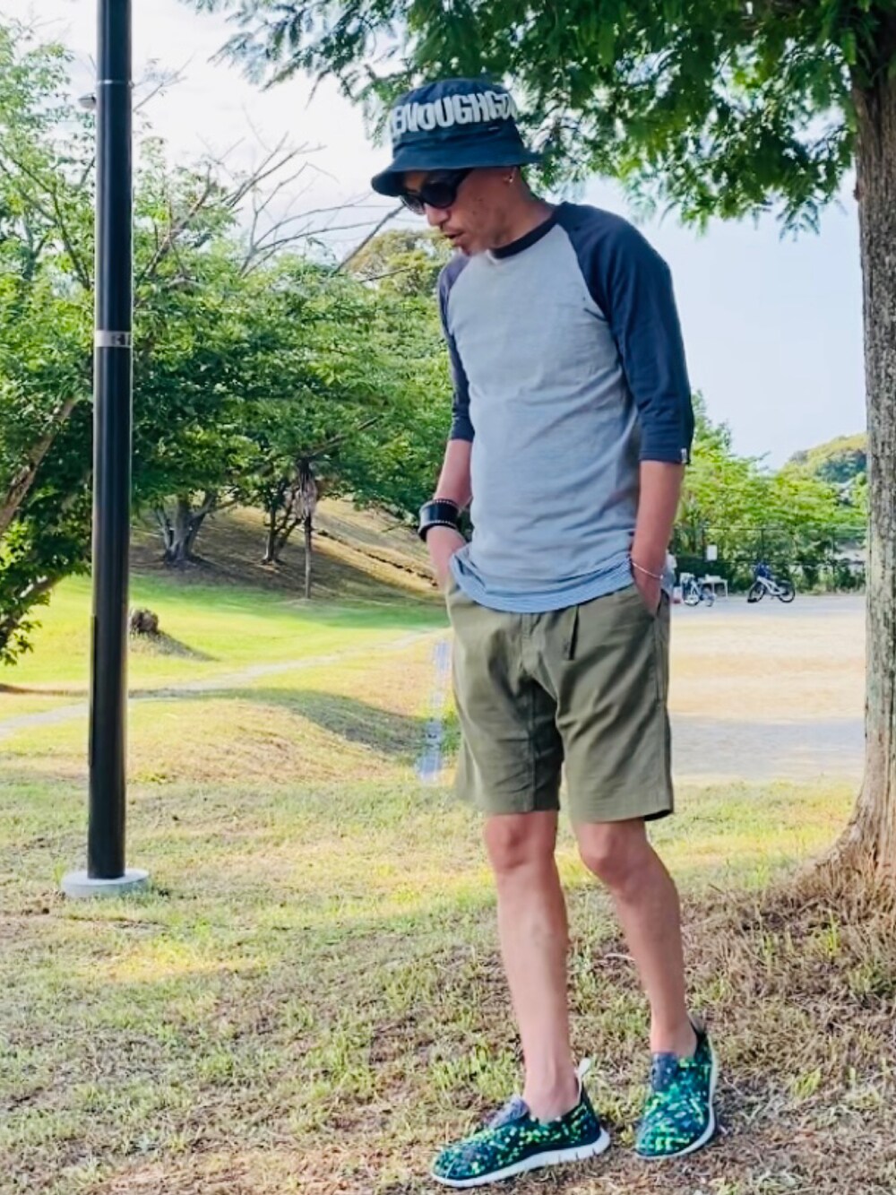 「ラグラン、ラグランTシャツ、グラミチ、エアウーブン、バケットハット、サングラス、春夏コーデ」｜「GOODENOUGHのアイテム（ハット、ブルー系）」を使った、GOODMAN®️さん（メンズ・168cm）の夏コーディネートの5枚目の写真