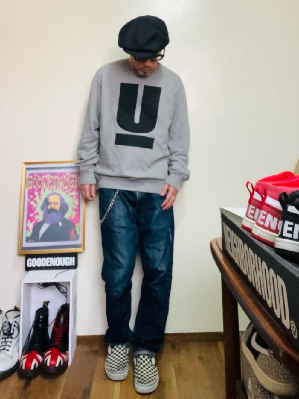 グレー系のスウェット、ブルー系のデニムパンツ、ホワイト系のスリッポンを着用したメンズの春コーディネートの4枚目の写真