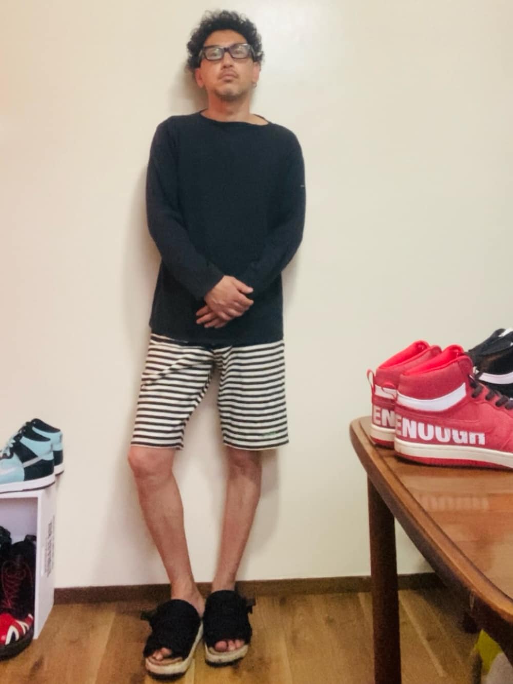 ブラック系のTシャツ/カットソー、グレー系のスウェットパンツ、ブラック系のサンダルを着用したメンズの夏コーディネートの2枚目の写真