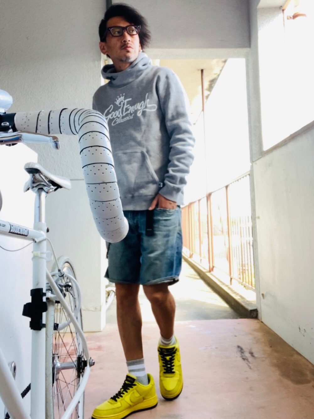 グレー系のパーカー、ブルー系のその他パンツ、イエロー系のスニーカーを着用したメンズの秋コーディネートの5枚目の写真