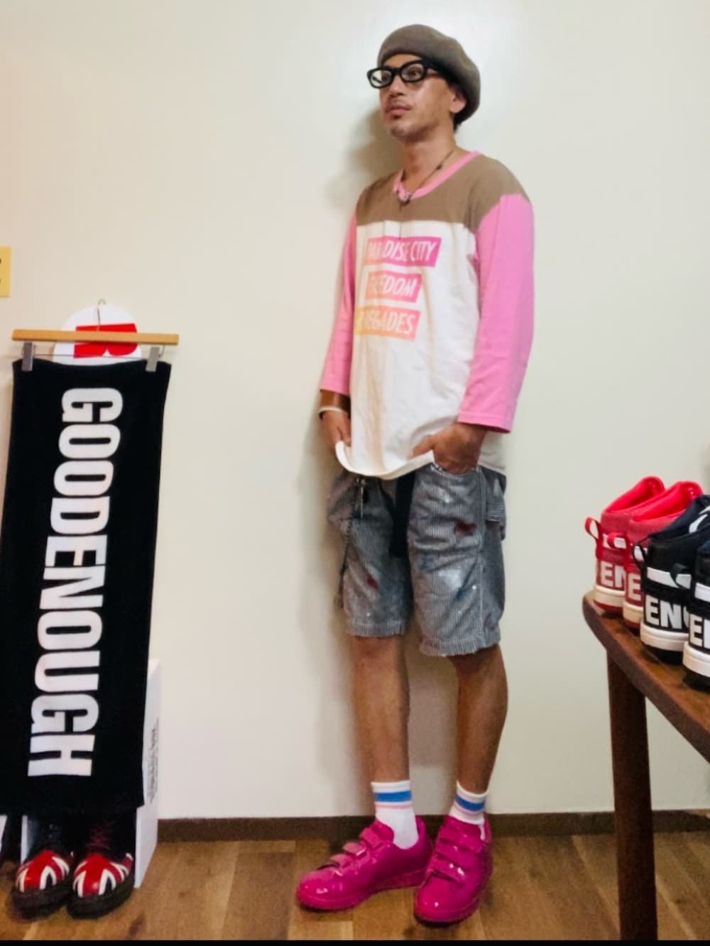 ピンク系のTシャツ/カットソー、グレー系のデニムパンツ、ピンク系のスニーカーを着用したメンズの夏コーディネートの3枚目の写真