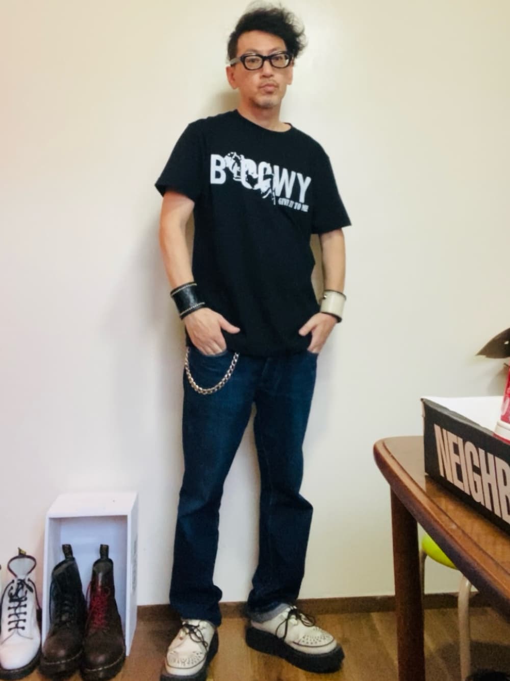 ブラック系のTシャツ/カットソー、ブルー系のデニムパンツ、ホワイト系のその他シューズを着用したメンズの夏コーディネートの3枚目の写真